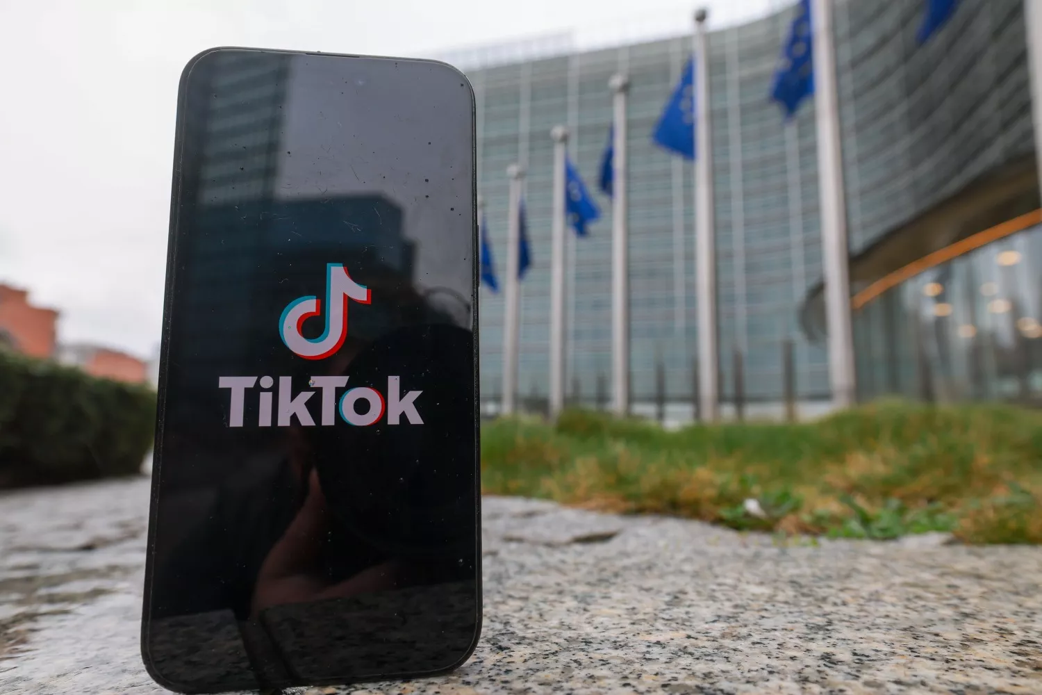 El logotipo de TikTok se ve frente a la sede de la Comisión Europea en Bruselas / OLIVIER HOSLET -  EFE