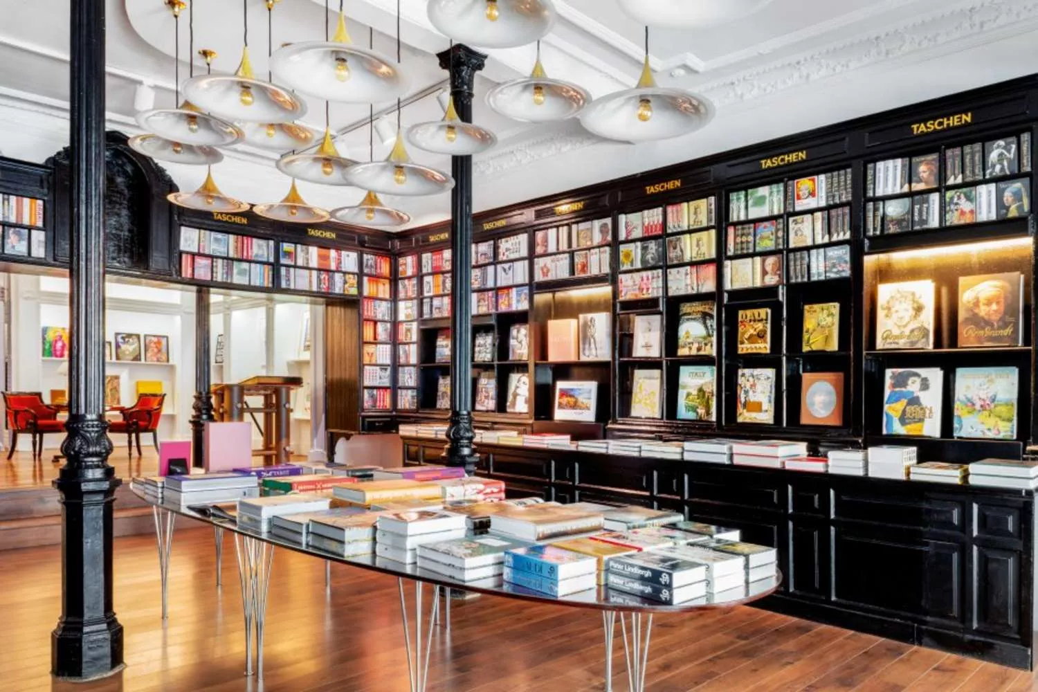 Interior de la Librería Taschen de Madrid / TASCHEN