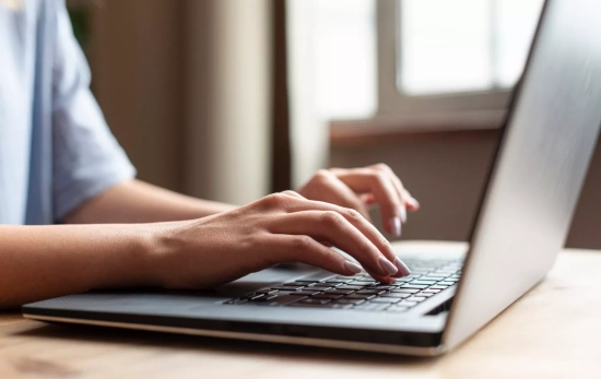 Una persona utiliza su ordenador / FREEPIK