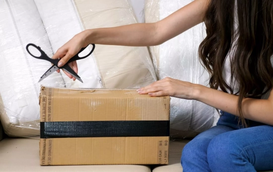 Una persona abre un paquete / FREEPIK - DC Studio