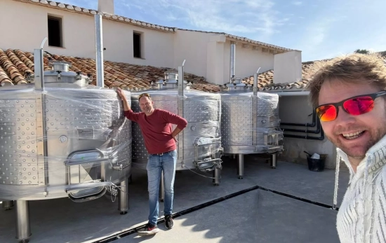 David (izquierda) y Jonas Tofterup junto sus nuevos depósitos / CEDIDA