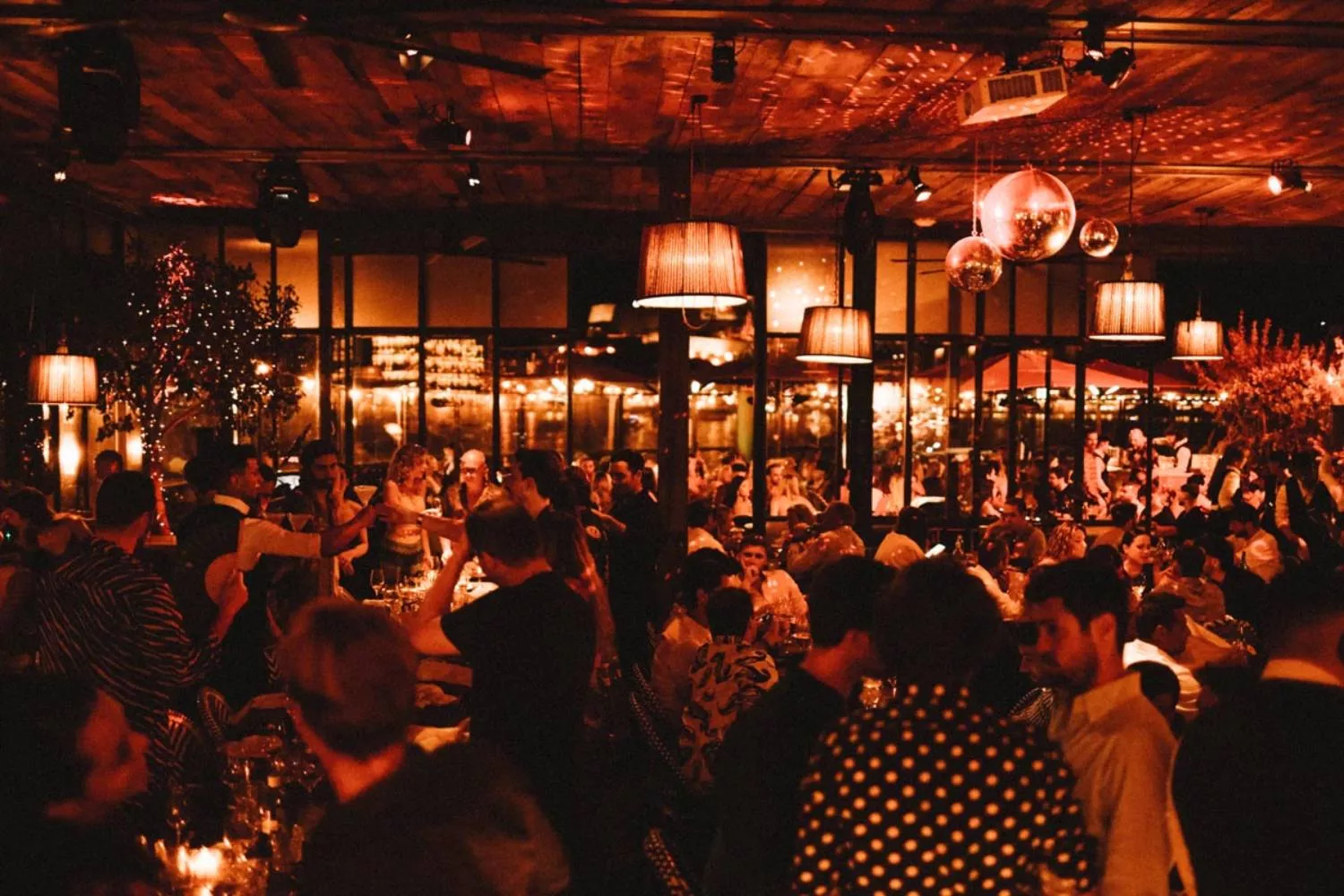 Varias personas en uno de los establecimientos del Grupo Vivir Descalzo / GRUPO VIVIR DESCALZO