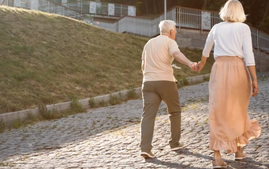 Dos personas caminan / FREEPIK