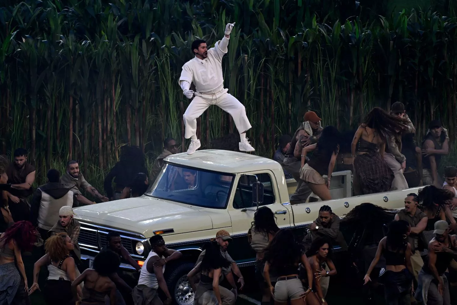 Bad Bunny durante su show en la Super Bowl  /  EP - CHARLES BAUS  - ZUMA PRESS