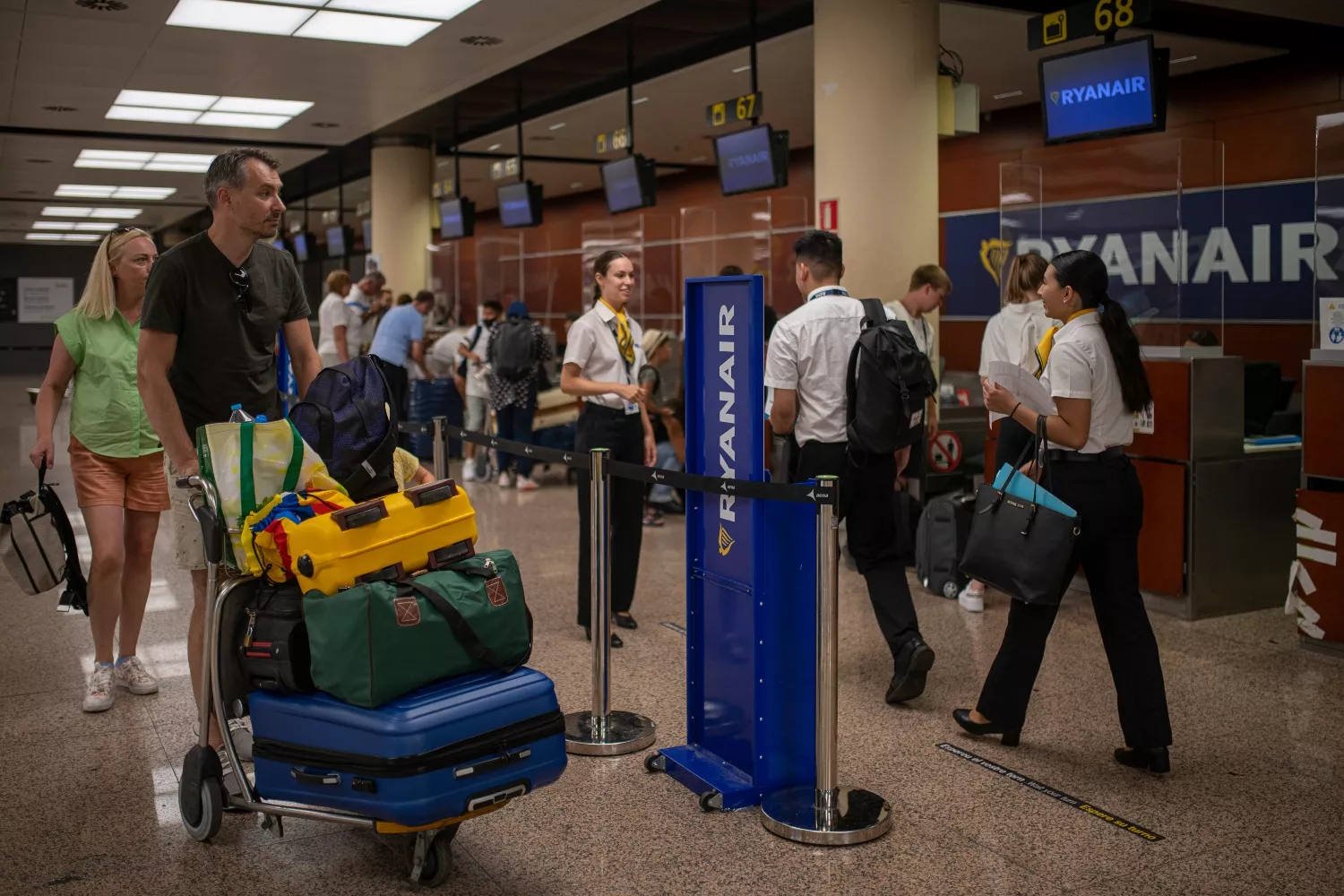 Varias personas esperan ser atentidas en una ventanilla de Ryanair   Lorena Sopêna   EP