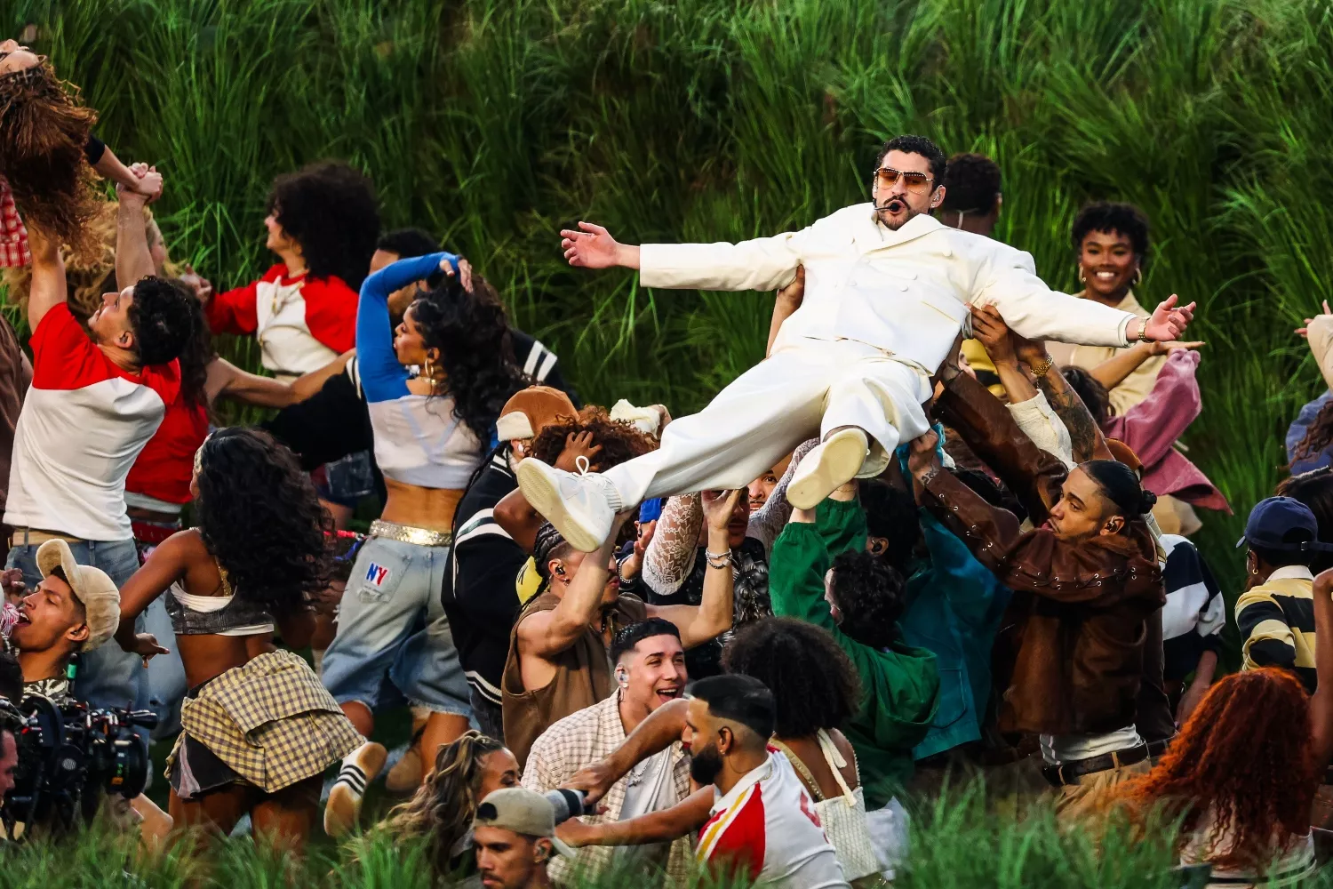 Bad Bunny con el look de Zara durante su actuación en la Super Bowl / EP