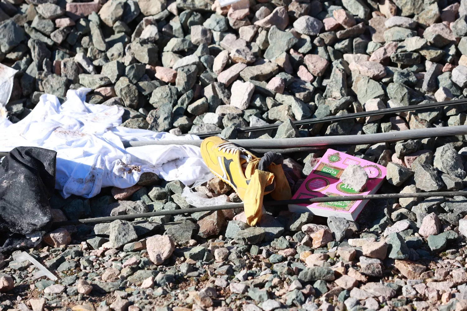 Objetos de los pasajeros en las vías del tren accidentado en Adamuz, Córdoba / Rocío Ruz - EP