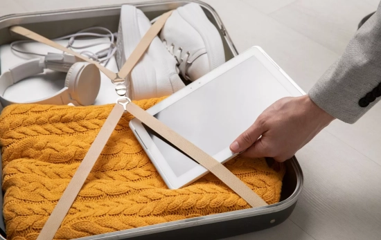 Una persona hace su maleta / FREEPIK