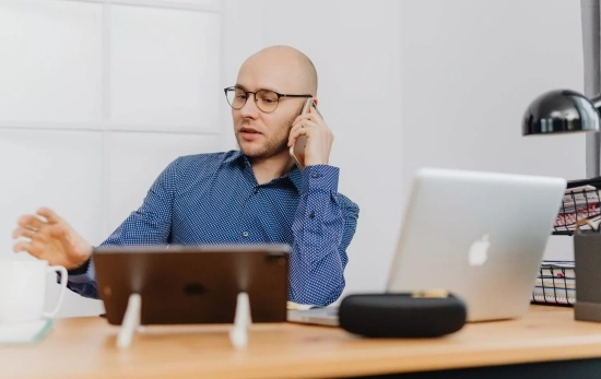 Una persona habla por teléfono / PEXELS