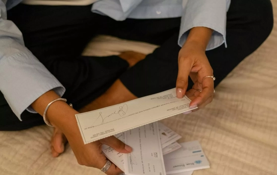 Una persona revisa unas facturas / PEXELS