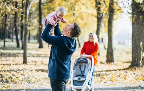 Padres con su hijo / FREEPIK - senivpetro