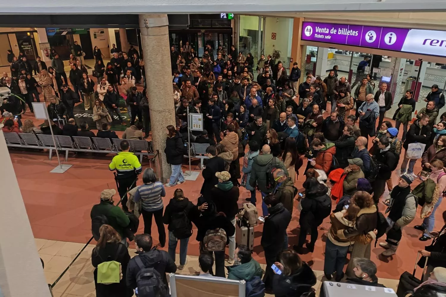 Cientos de pasajeros esperan la salida de un tren Avant con destino Madrid / ASOCIACIÓN DE USUARIOS DEL AVANT