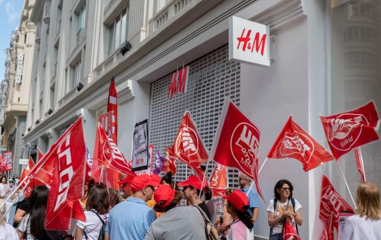 Trabajadores de la cadena sueca de moda H&M durante una protesta en Gran Vía, a 20 de junio de 2023,