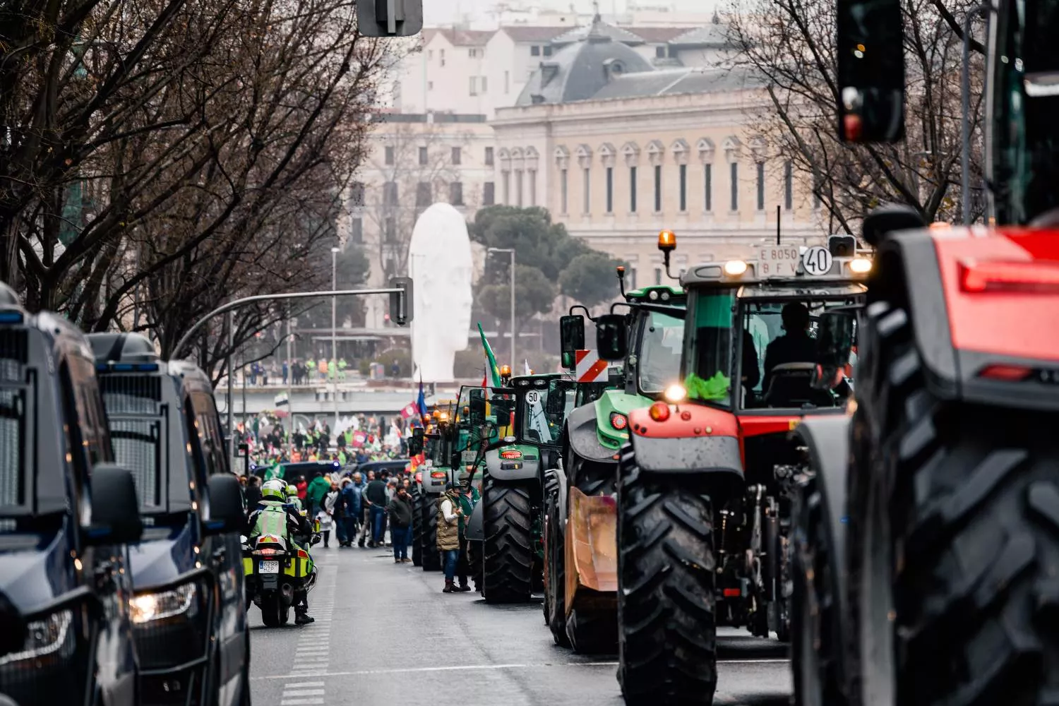 Varios tractores avanzan por las calles de Madrid en su protesta contra Mercosur / EUROPA PRESS - CARLOS LUJAN
