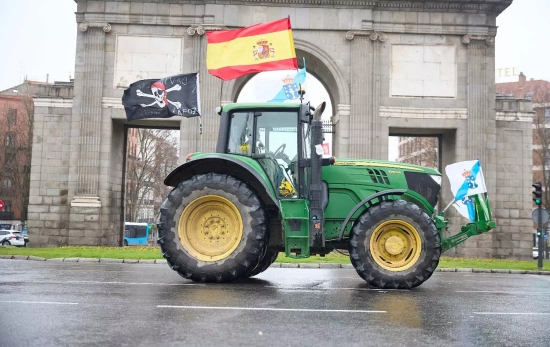 Un tractor a su entrada a la ciudad por Puerta de Toledo / EUROPA PRESS - JESUS HELLIN