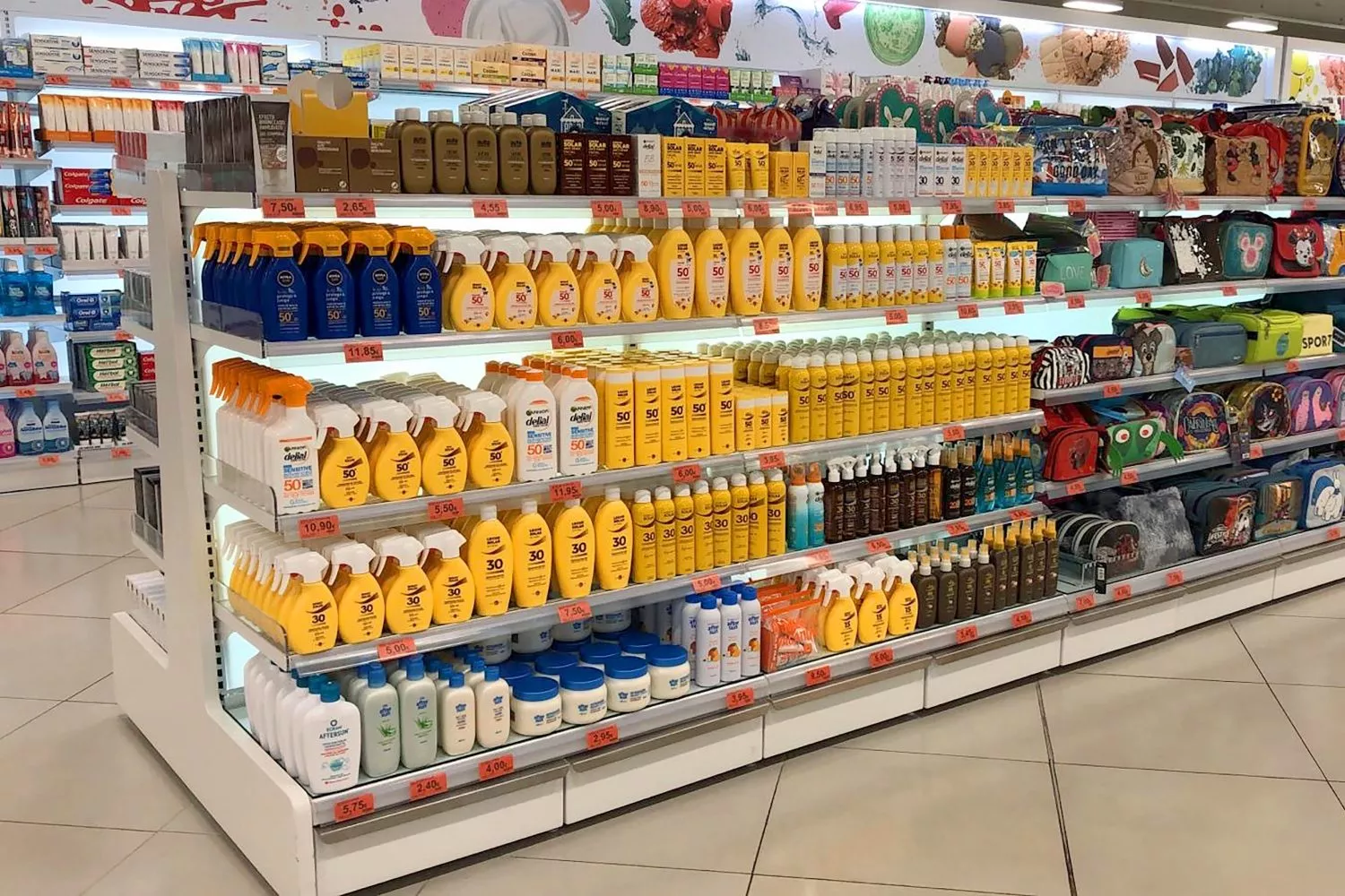 Lineal de protectores solares en un supermercado   EP