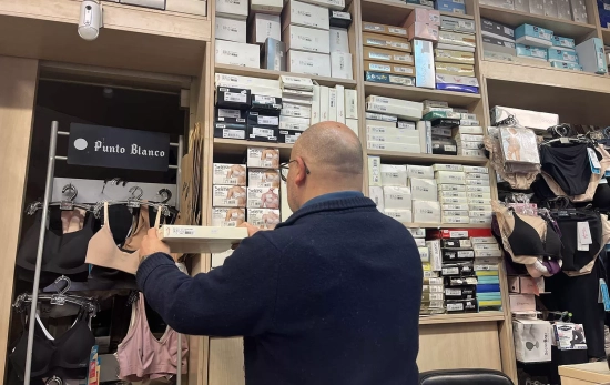 Jordi sujeta una caja con prendas de la marca Punto Blanco / TC