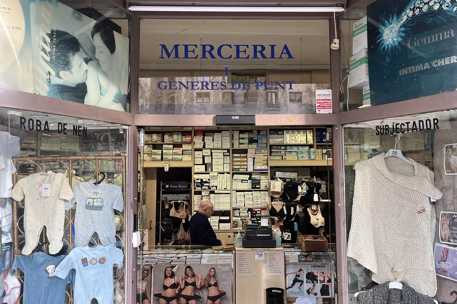 Jordi tras el mostrador de Casa Rosell, una mercería centenaria de Barcelona / TEO CAMINO Jordi tras el mostrador de Casa Rosell, una mercería centenaria de Barcelona / TEO CAMINO