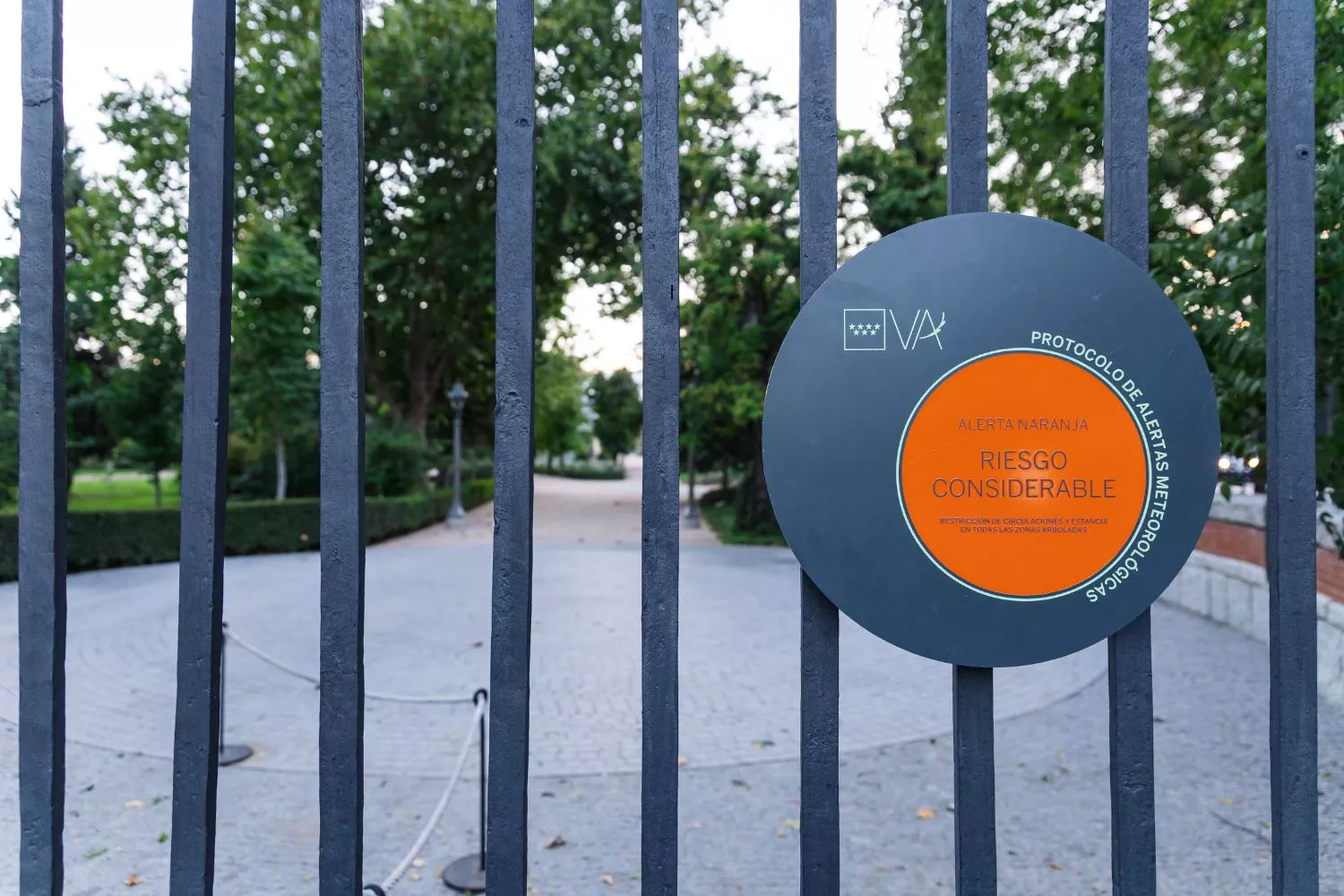 Cartel de protocolo de alertas meteorológicas en el parque del Retiro de Madrid / CARLOS LUJÁN - EP