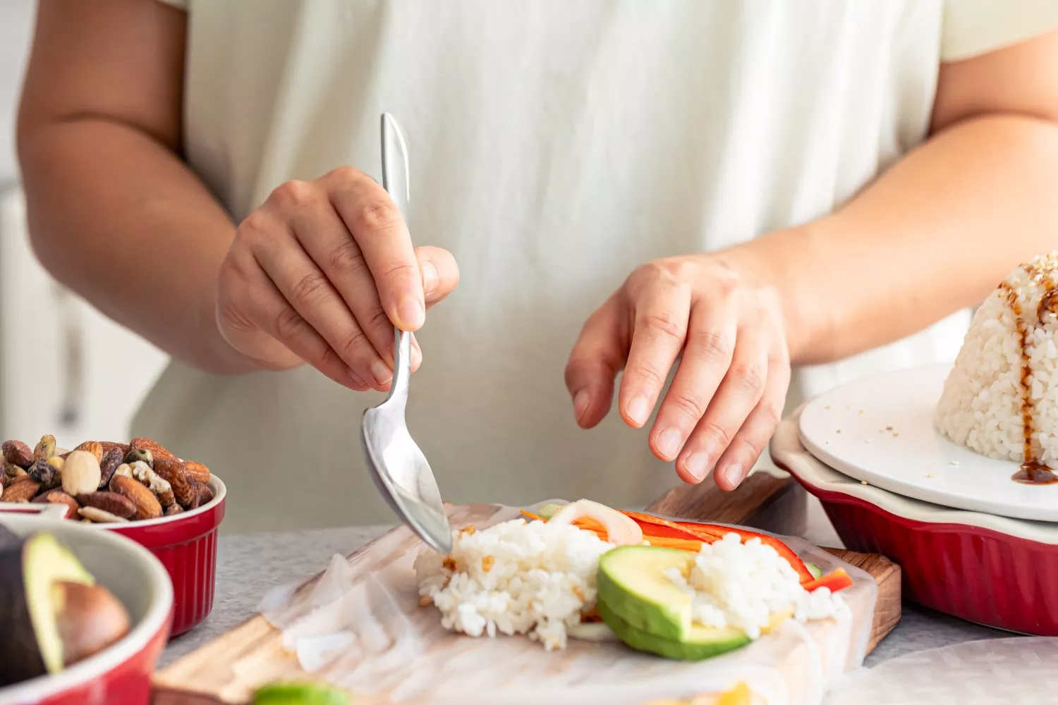 Una persona que está a dieta prepara su comida / FREEPIK - pvproductions