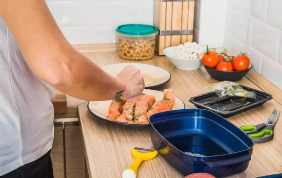 Una persona prepara un plato de salmón / FREEPIK Una persona prepara un plato de salmón / FREEPIK