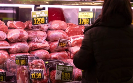 Piezas de ternera expuestas en una carnicería en un puesto de un mercado Piezas de ternera expuestas en una carnicería en un puesto de un mercado