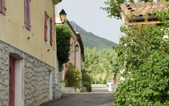 La calle de un municipio / FREEPIK - kotkoa