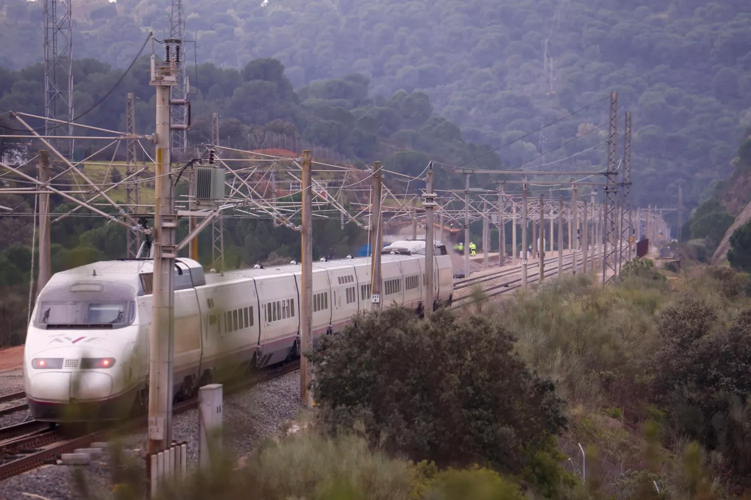 Un tren AVE circula por la zona del accidente en Adamuz (Córdoba) este martes / Salas - EFE