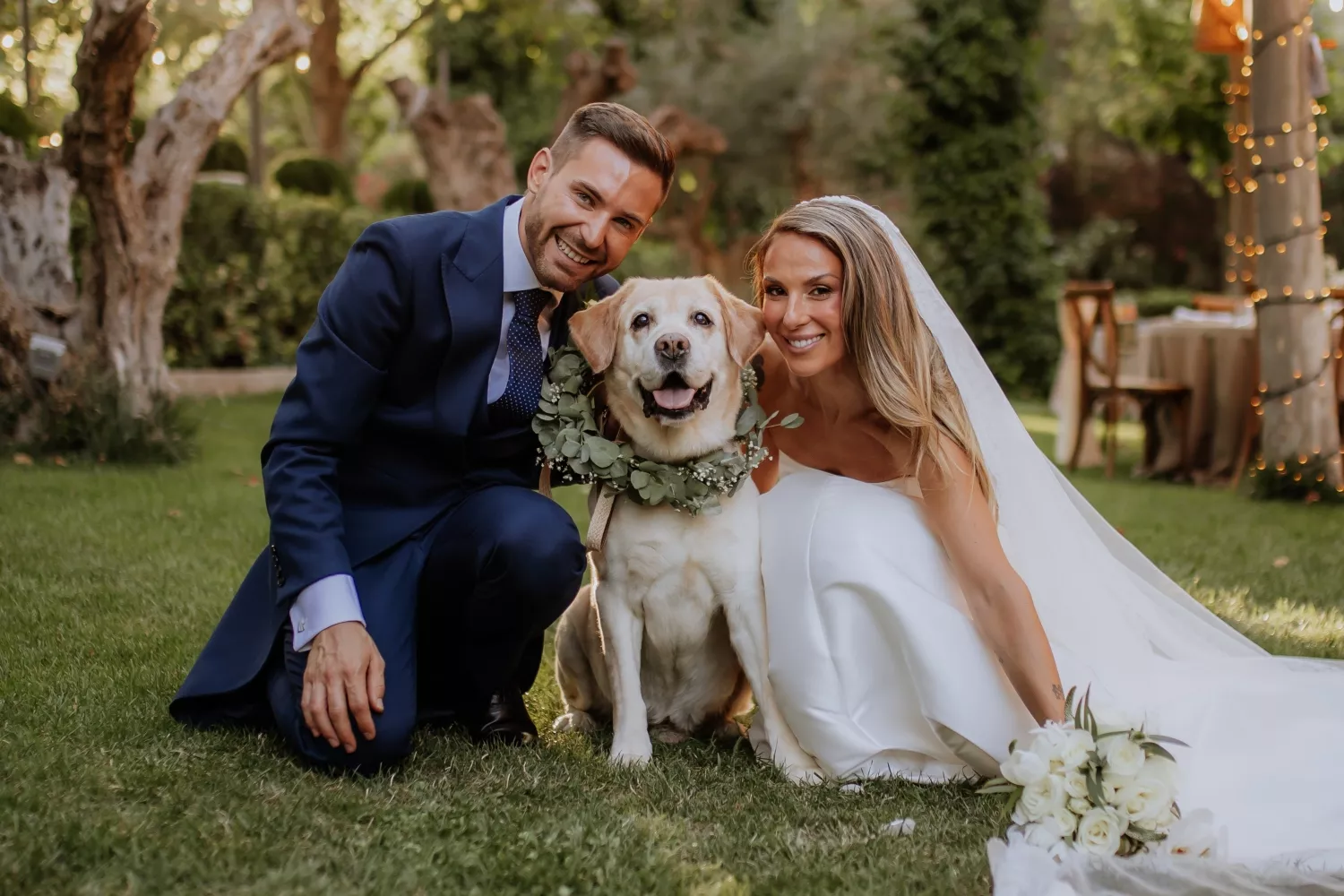 Una pareja con su perro el día de la boda  / Calma Wedding (CEDIDA)