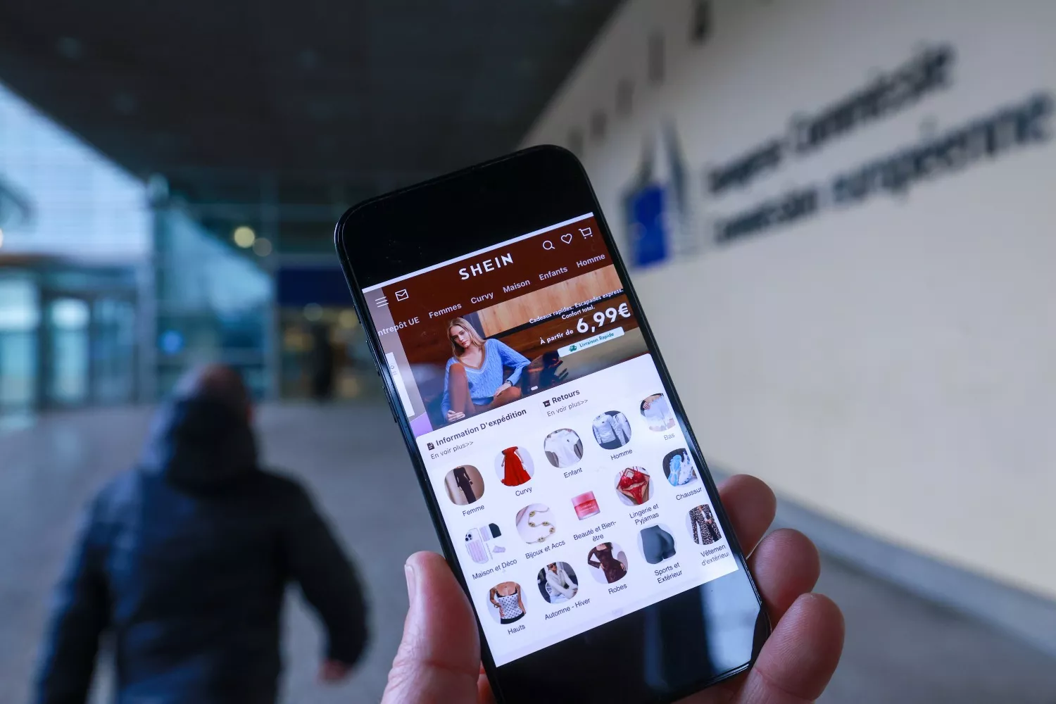 El sitio web de Shein se muestra en un teléfono / Olivier Hoslet - EFE