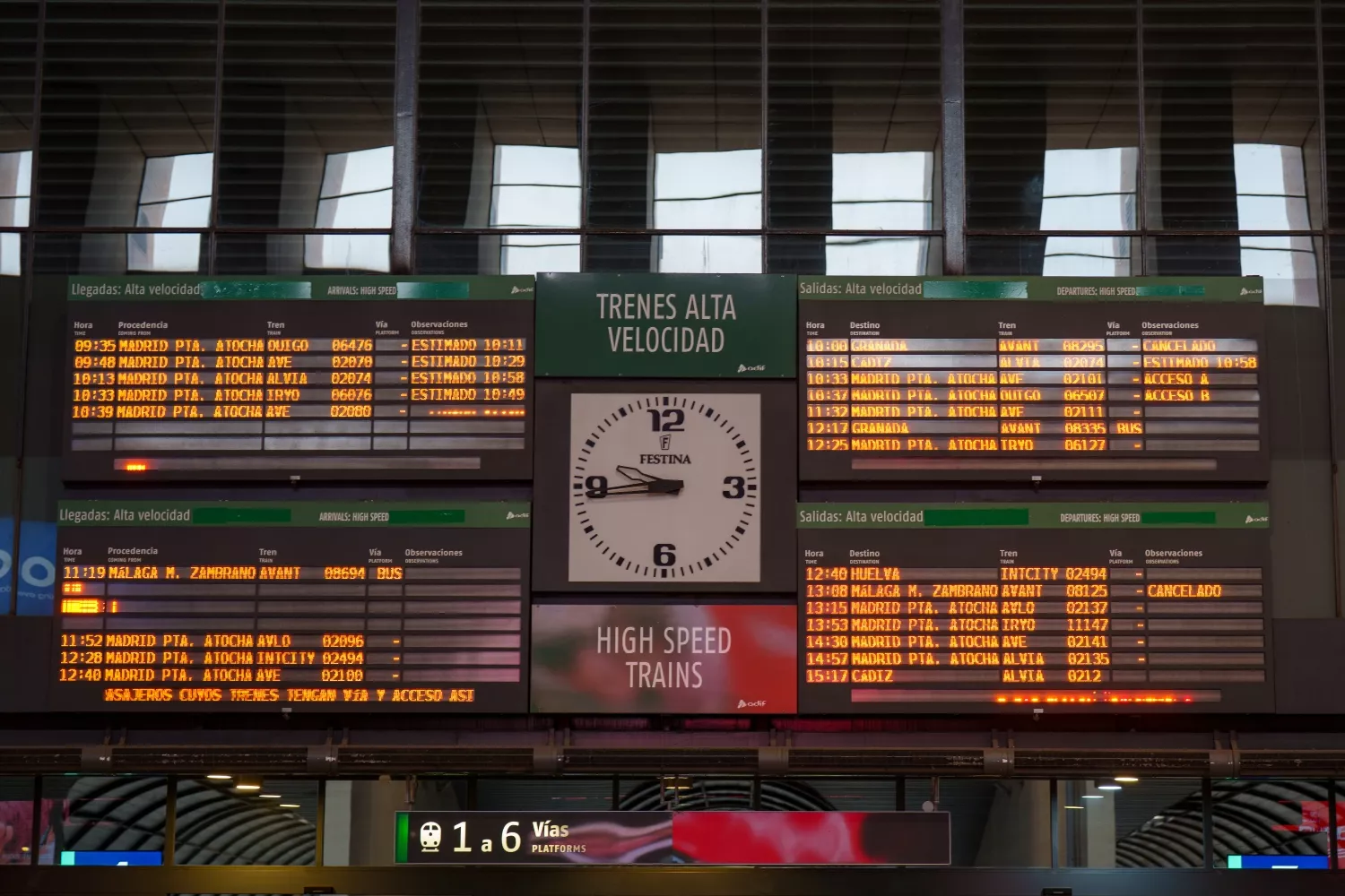 Un panel informativo con los horarios de trenes / EP