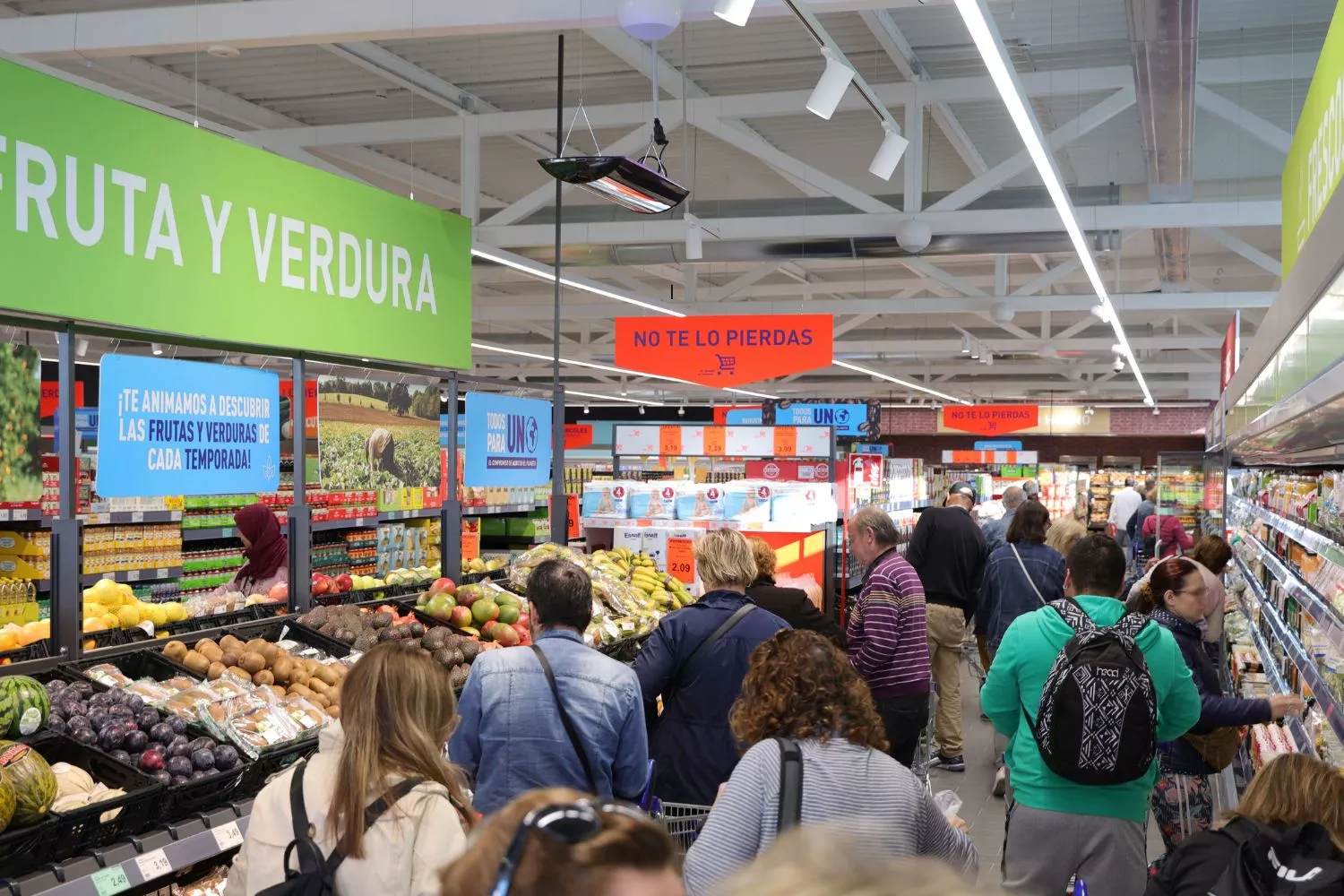 Consumidores en uno de los nuevos supermercados de la cadena alemana / ALDI