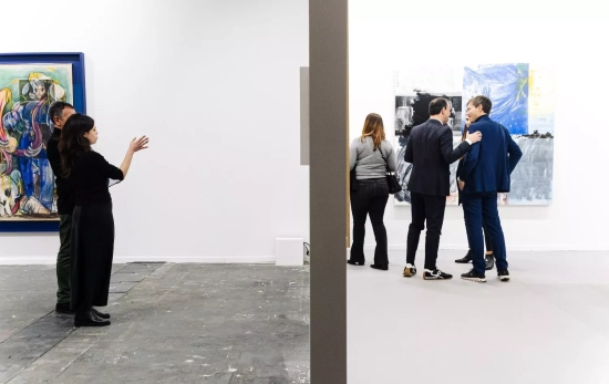 Varias personas observan las obras expuestas el día de la inauguración de ARCO Madrid 2024