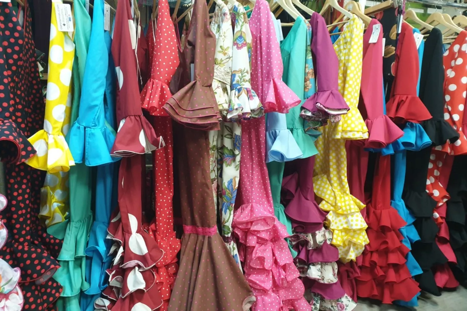 Varios trajes de flamenca