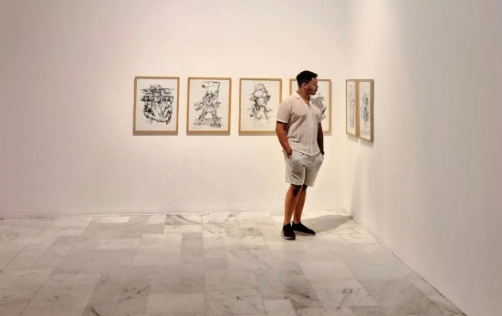 Una persona mira unas obras / PEXELS