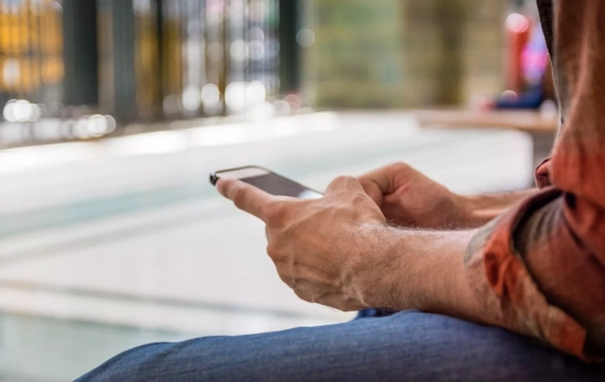 Una persona utiliza su móvil / FREEPIK 