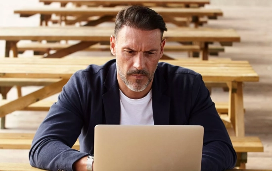 Un hombre envía un correo electrónico   FREEPIK photogenia