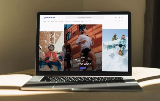 Un ordenador con la web de la compañía / DECATHLON
