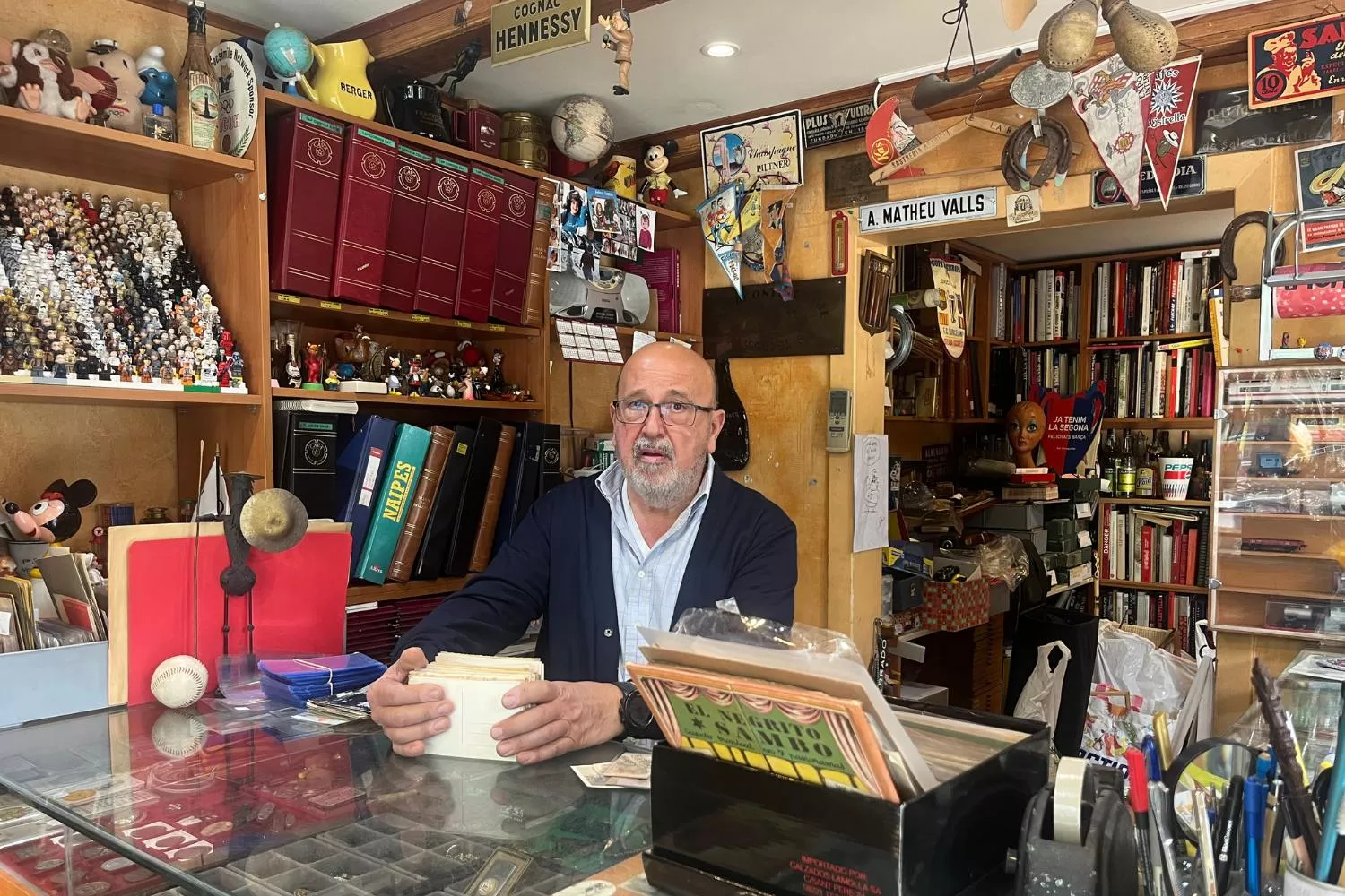 Jordi Valsells, dueño de El Coleccionista, en el interior de su tienda / TEO CAMINO