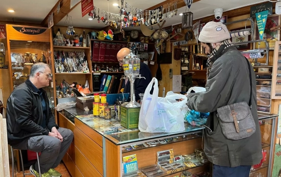 De izquierda a derecha; un cliente, Josep Valsells y un vendedor / TC