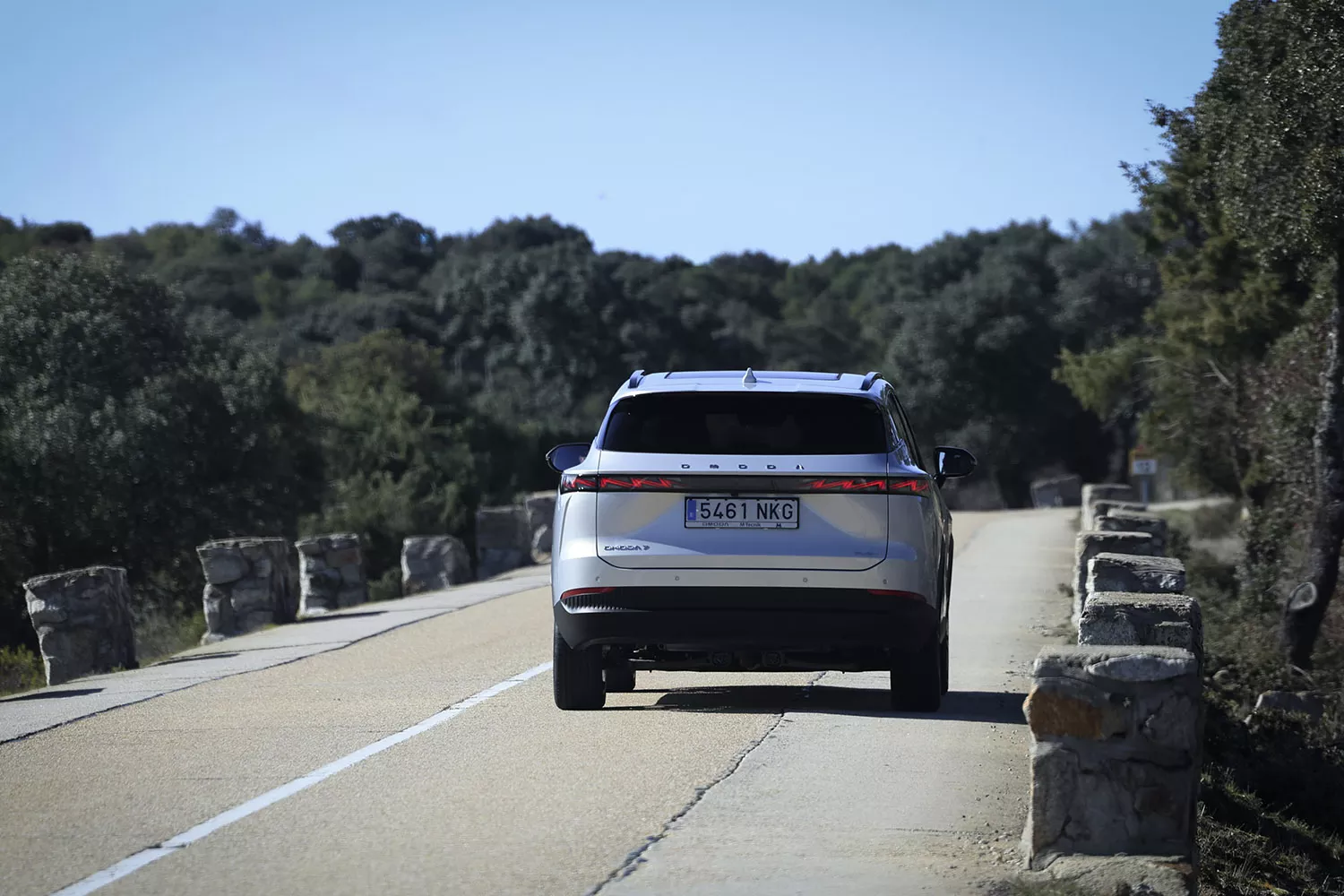 El nuevo coche 7 SHS de la marca china Omoda en una carretera / OMODA El nuevo coche 7 SHS de la marca china Omoda en una carretera / OMODA
