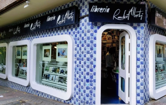 La fachada de la librería Alberti con la pared de azulejos / LA