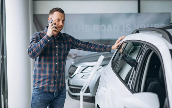 Un hombre compra un coche / FREEPIK - senivpetro Un hombre compra un coche / FREEPIK - senivpetro