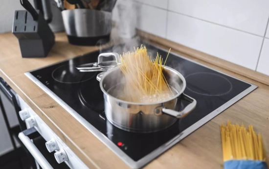 Una olla en la que se cocina pasta FREEPIK valeria aksakova