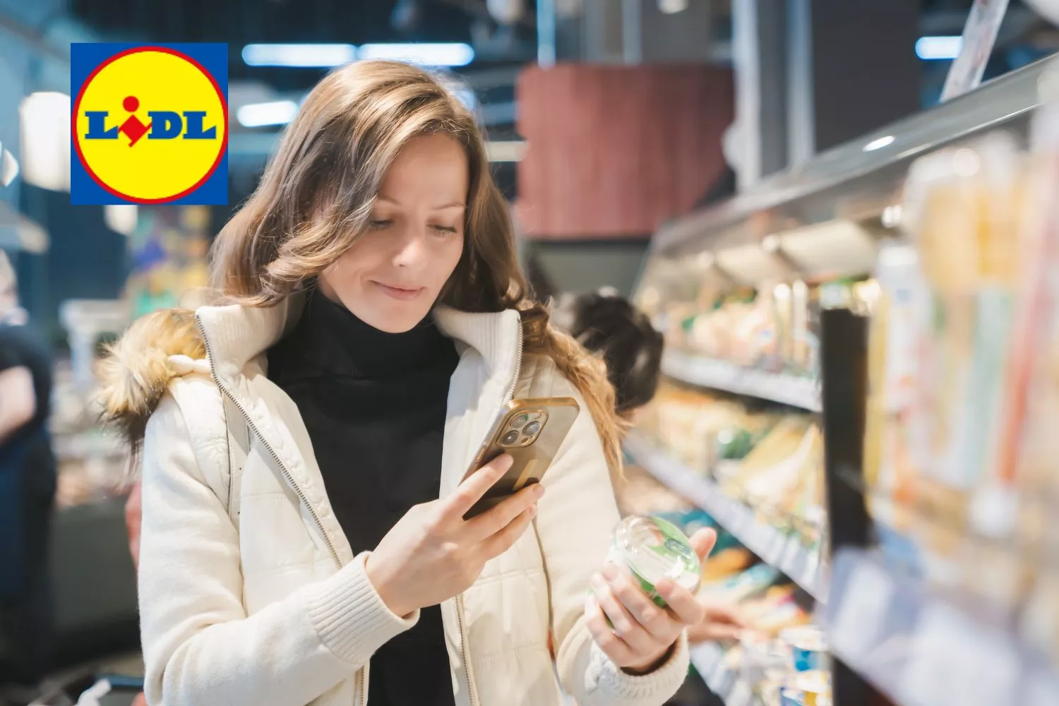 Una mujer con el alimento de Lidl que transforma tus comidas / Montaje Consumidor Global