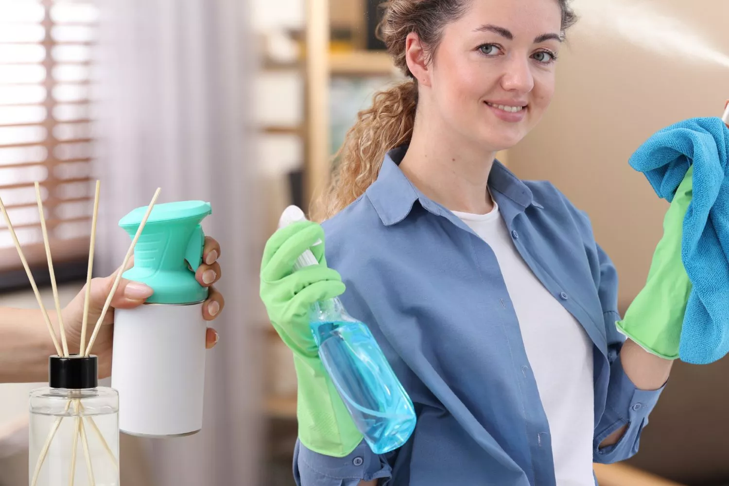 Una mujer que conoce el truco para que su casa siempre huela a limpio / Montaje Consumidor Global