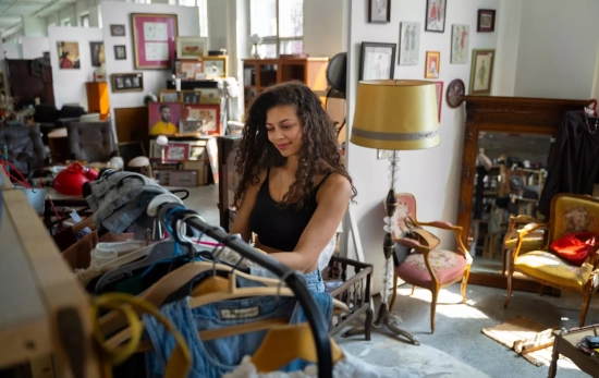 Una mujer en una tienda de ropa 'vintage' / FREEPIK Una mujer en una tienda de ropa 'vintage' / FREEPIK
