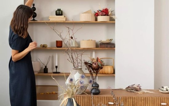 Una persona decora una estantería / FREEPIK Una persona decora una estantería / FREEPIK