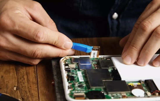 Una persona repara un teléfono móvil / PEXELS Una persona repara un teléfono móvil / PEXELS