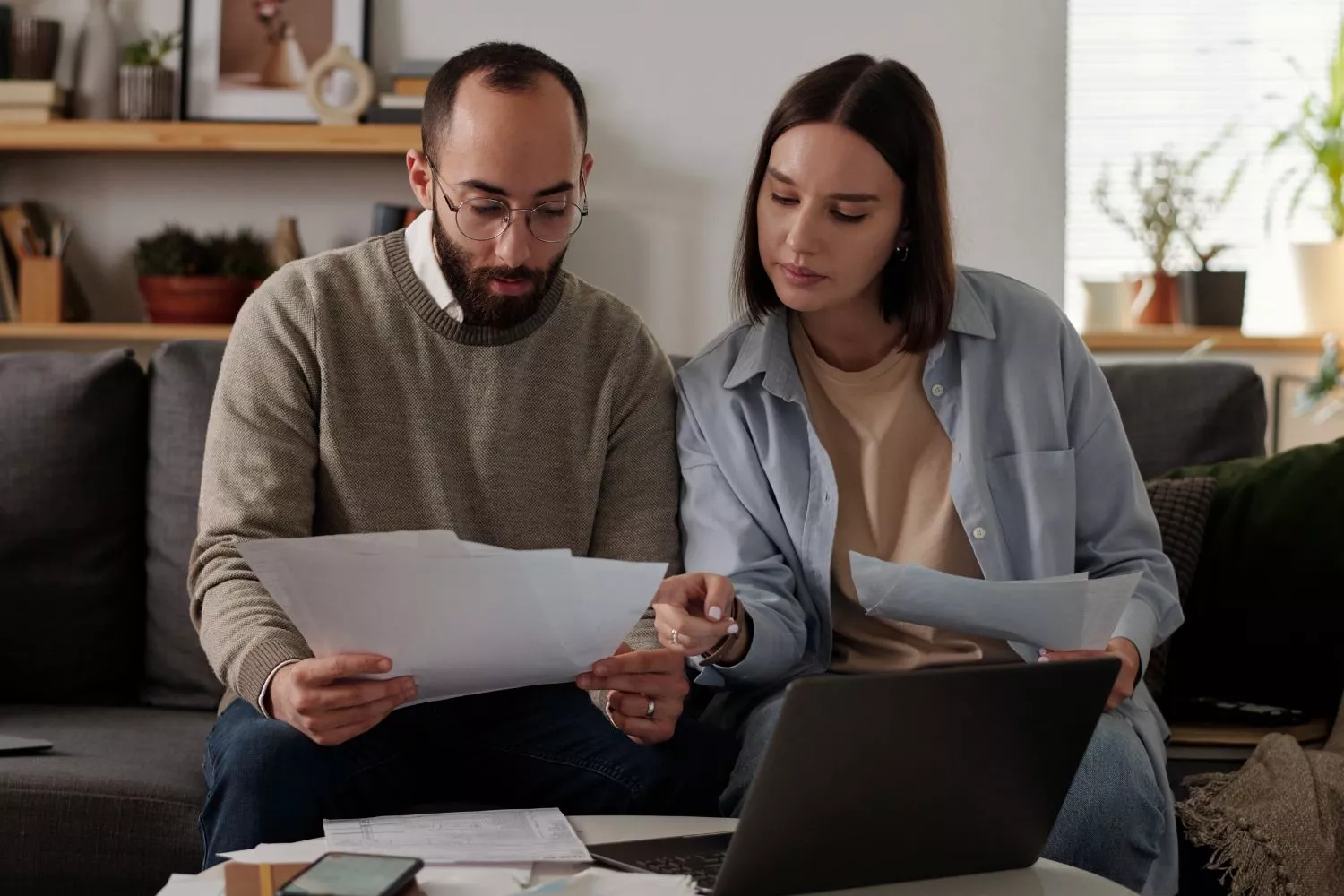 Una matrimonio calcula si es más caro vivir soltero o en pareja/ CANVA